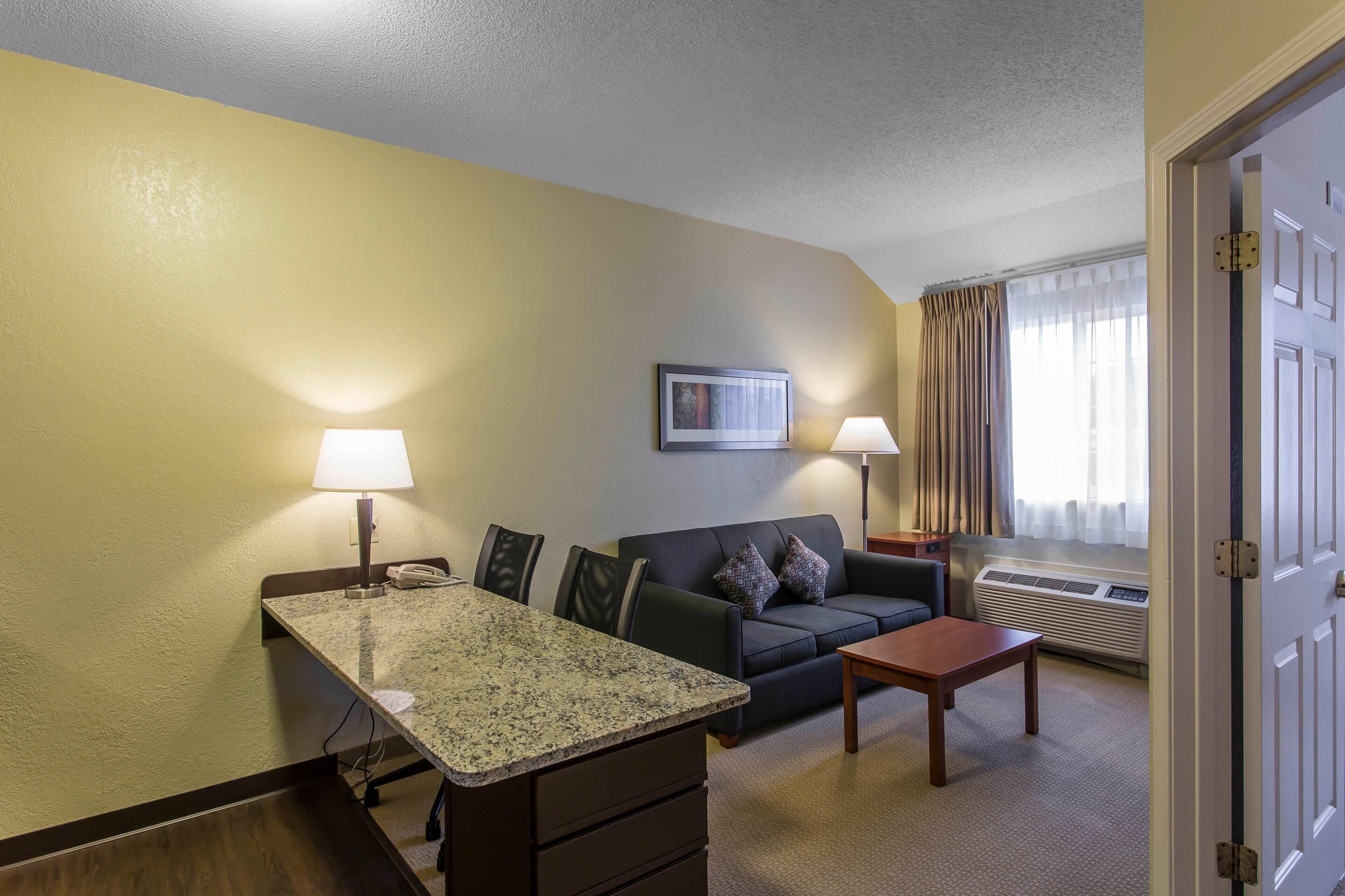 Een bureau, een laptopwerkplek, een strijkplank/strijkijzer