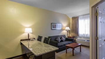 Een bureau, een laptopwerkplek, een strijkplank/strijkijzer