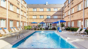 Piscine extérieure, chaises longues