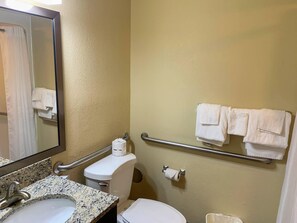 Escritorio y espacio para trabajar con laptop 