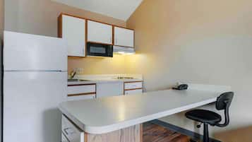 Réfrigérateur, micro-ondes, plaque de cuisson