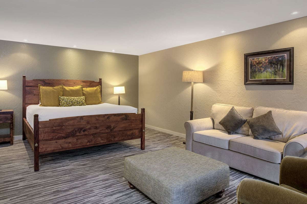 Premium bedding, in-room safe, iron/ironing board, bed sheets