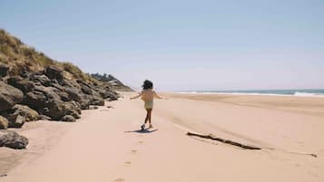 Di pantai dan handuk pantai