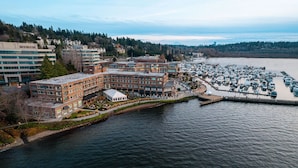 A waterfront hotel with a marina, modern architecture, and a view of the water. - The Woodmark Hotel & Still Spa on Lake Washington (Kirkland)