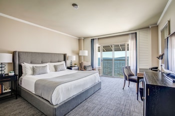 Egyptian cotton sheets, premium bedding, down comforters, pillowtop beds at Woodmark Hotel and Still Spa