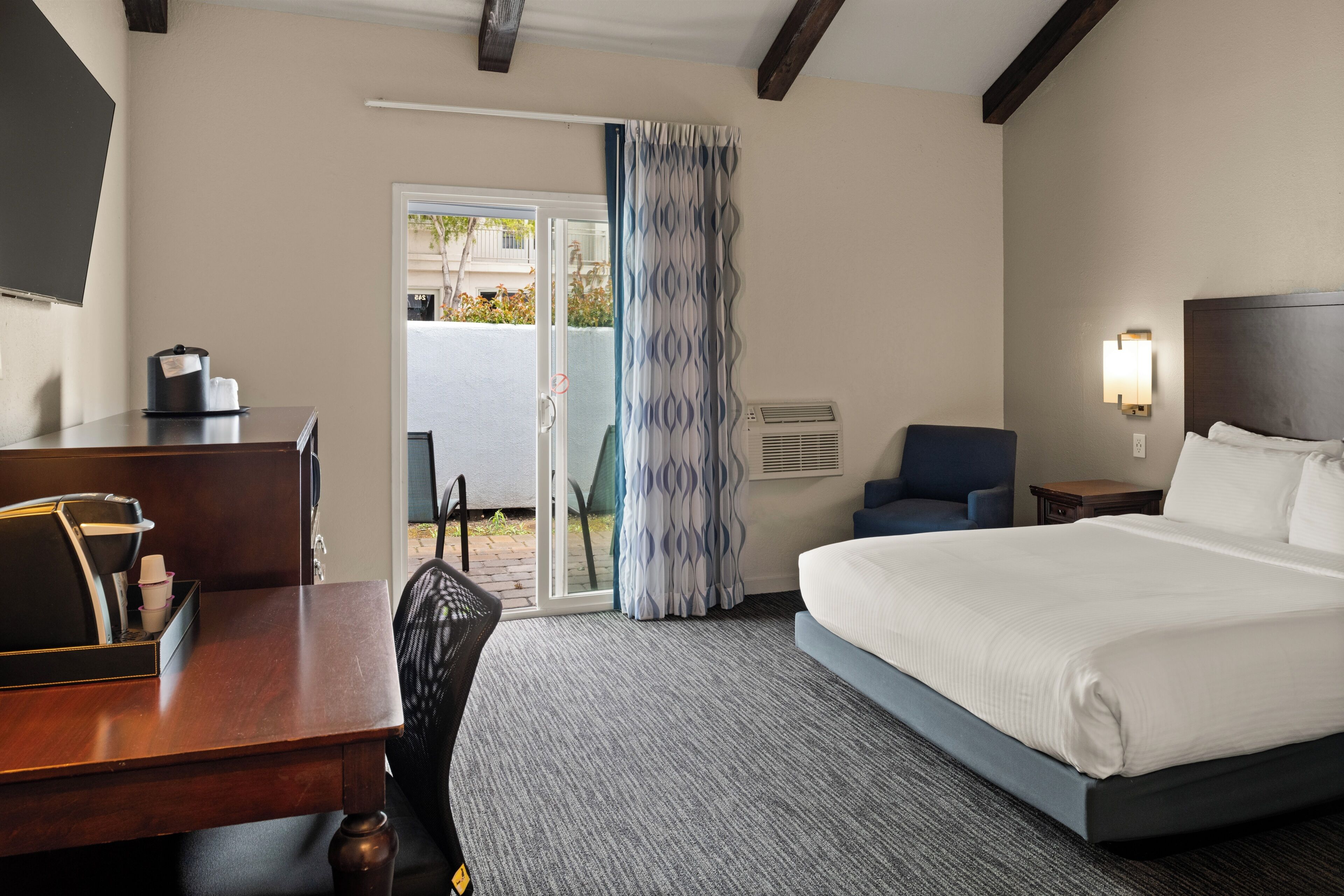 Room, 1 Queen Bed | Premium bedding, down comforters, desk, laptop workspace