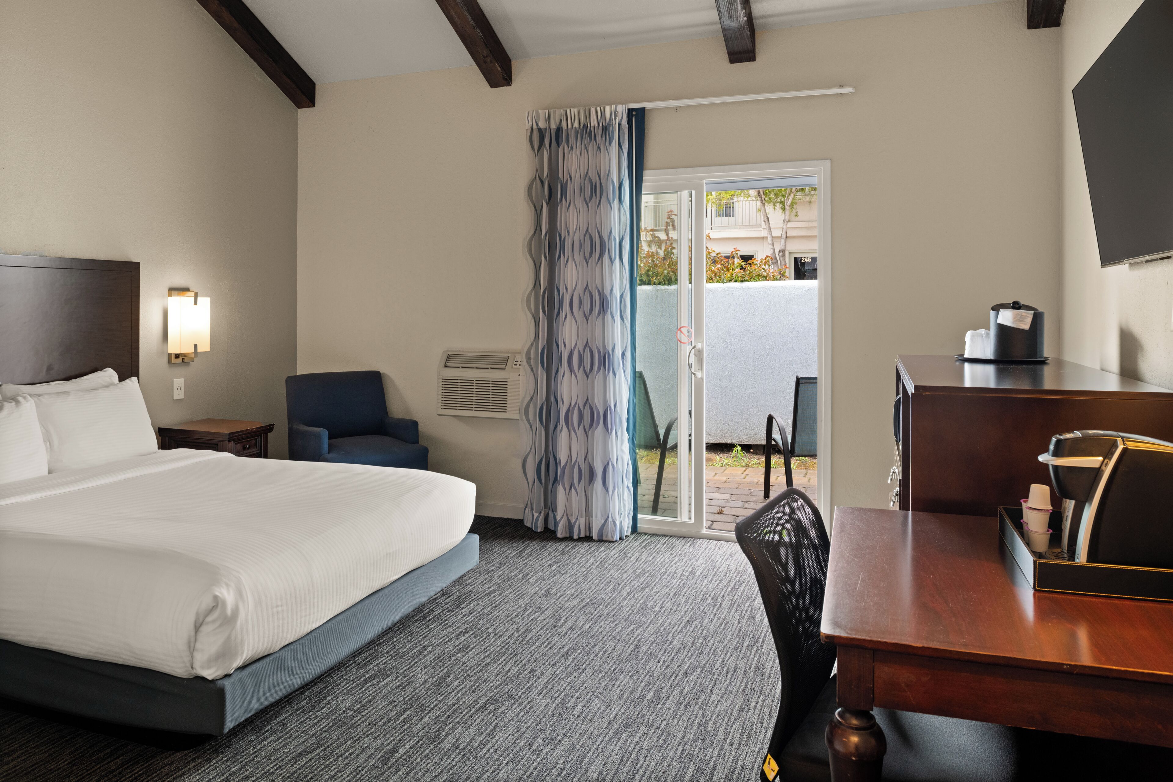 Room, 1 King Bed | Premium bedding, down comforters, desk, laptop workspace
