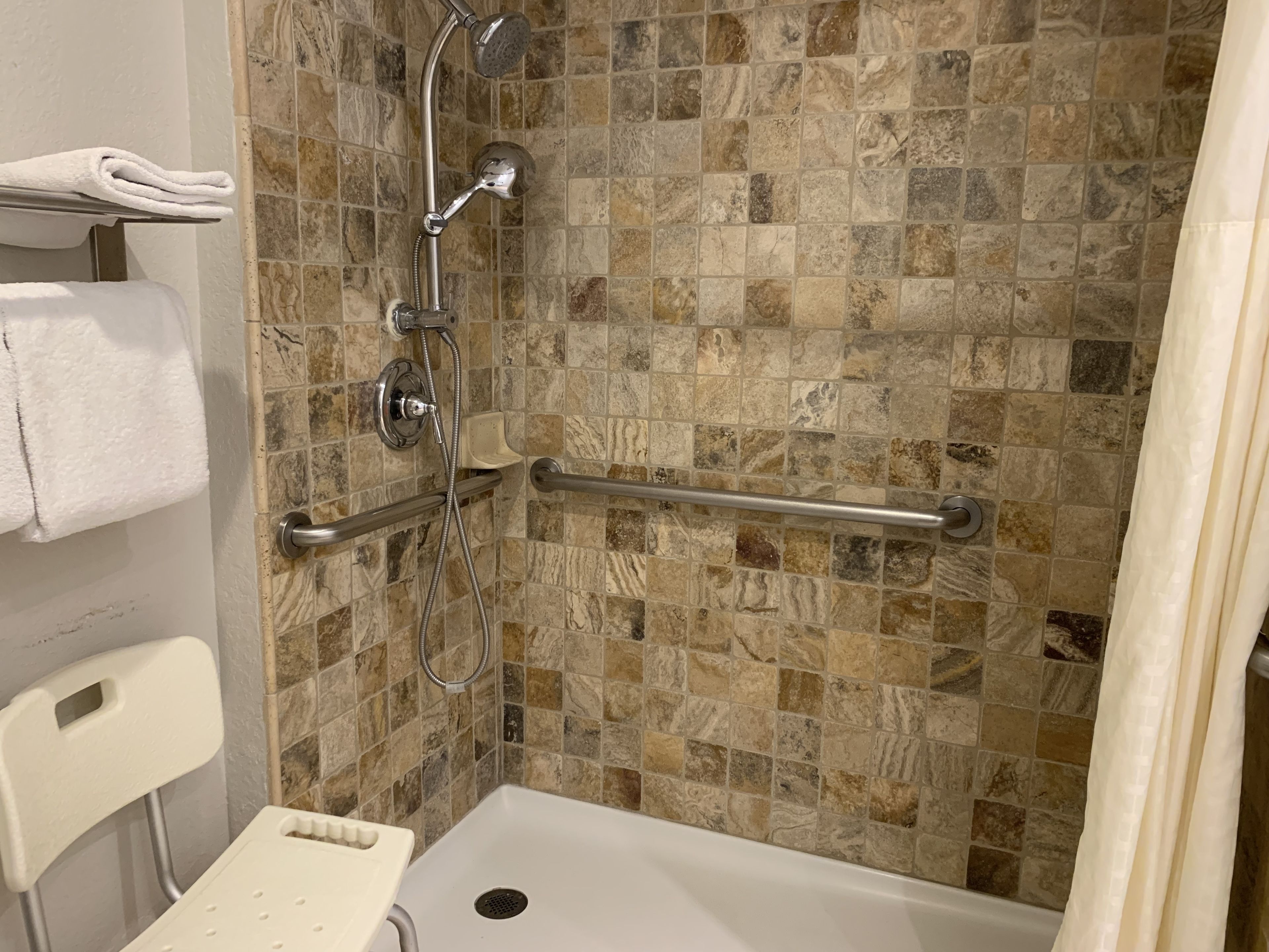 standard room, 1 queen bed, accessible | bathroom | combined shower/bathtub, free toiletries, hair dryer, towels