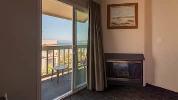 Phòng, 1 giường cỡ king, lò sưởi, quang cảnh một góc biển | Quang cảnh từ phòng