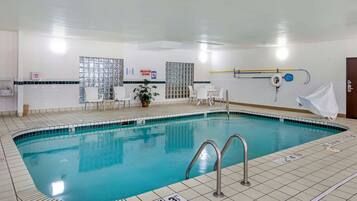 Piscine couverte, chaises longues