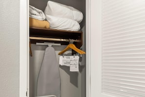 1 dormitori, caixa forta a l'habitació, escriptori i cortines opaques