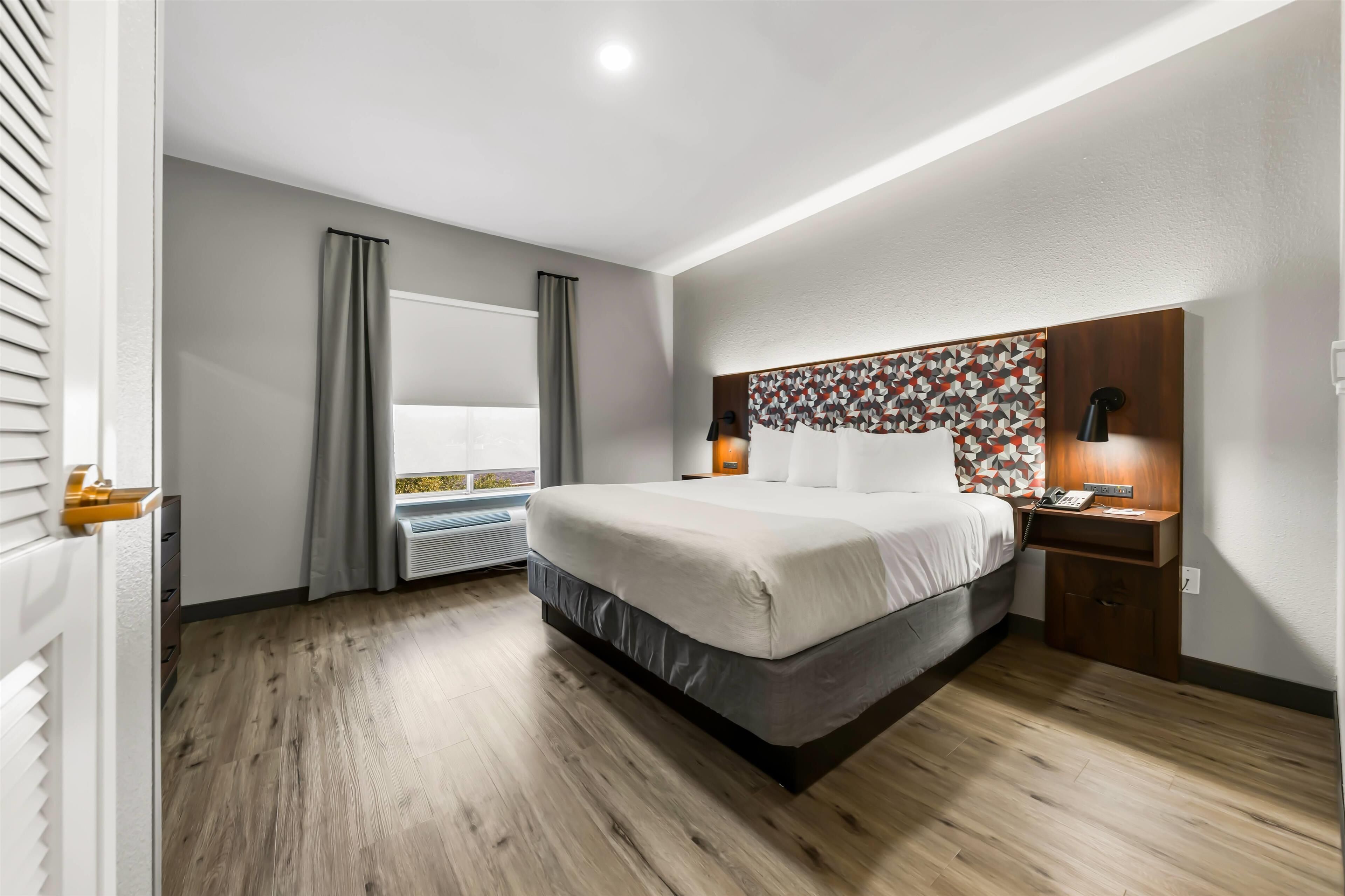 1 quarto, cofres nos quartos, escrivaninha, cortinas blackout