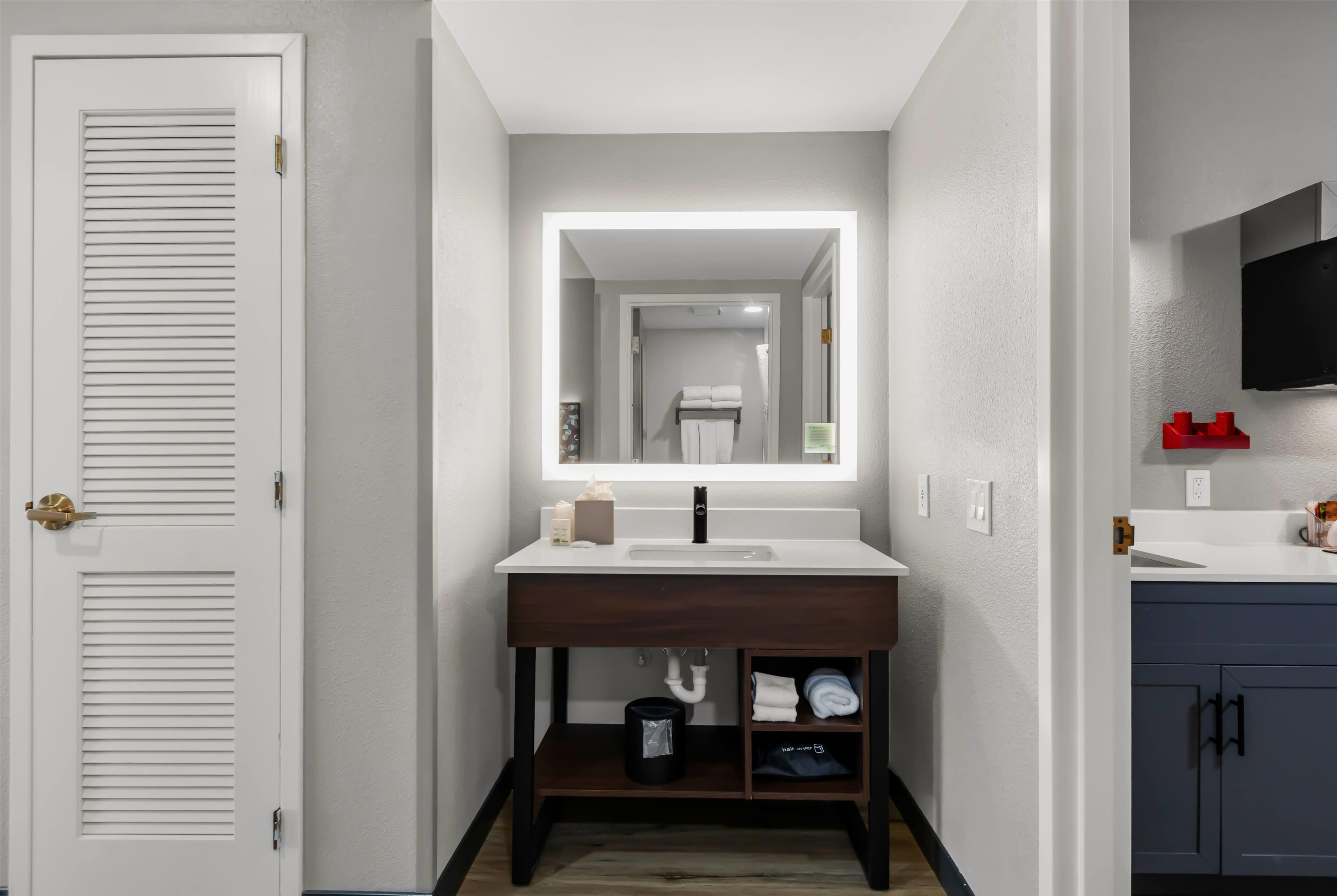 1 bedroom, in-room safe, desk, blackout curtains