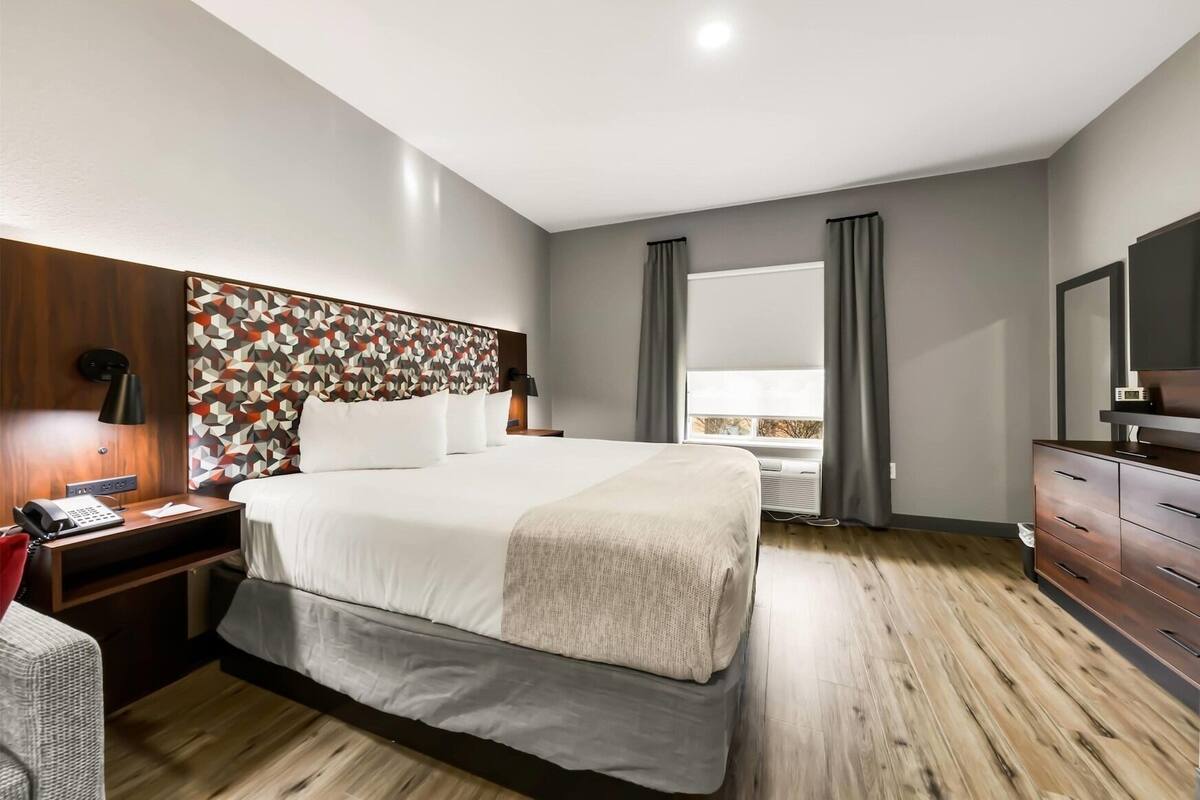 1 dormitorio, caja fuerte, escritorio y cortinas opacas