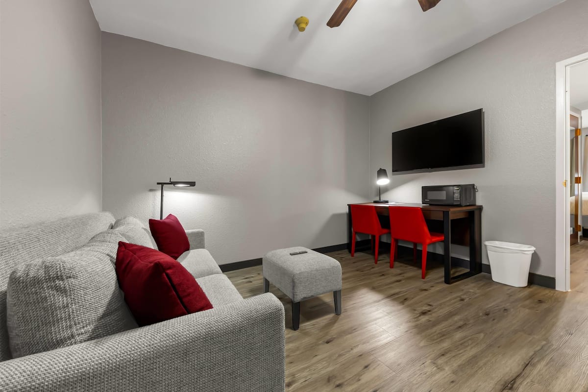 1 bedroom, in-room safe, desk, blackout curtains