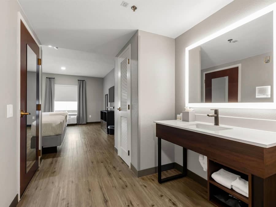 1 bedroom, in-room safe, desk, blackout drapes