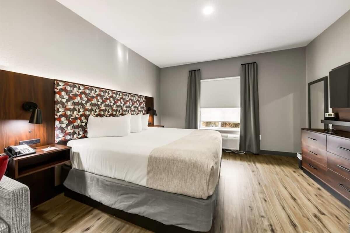 1 bedroom, in-room safe, desk, blackout drapes