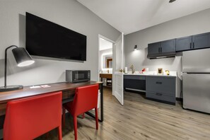 1 bedroom, in-room safe, desk, blackout curtains - Hawthorn Extended Stay by Wyndham College Station (College Station)