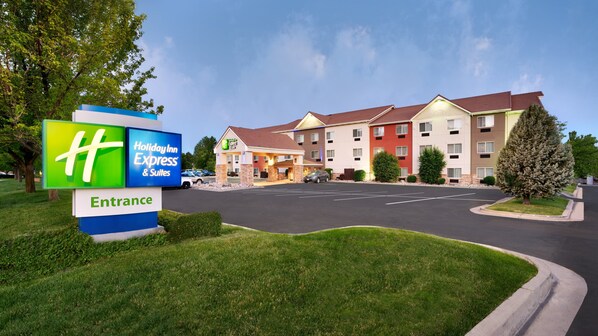 Welcome to the Holiday Inn Express & Suites, featuring a modern multi-story building with a variety of room layouts.