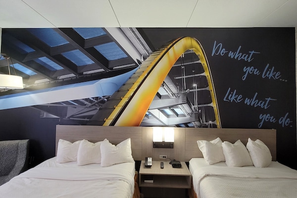 Een kluis op de kamer, een bureau, verduisterende gordijnen