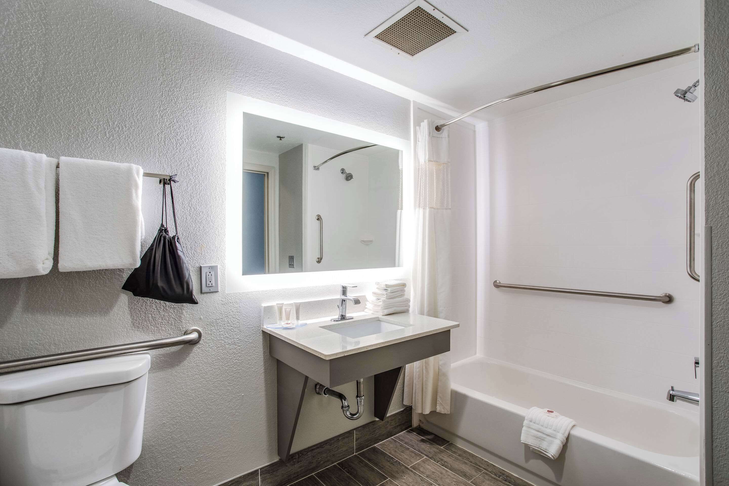 Ein modernes Badezimmer mit Toilette, Waschbecken und Dusche.