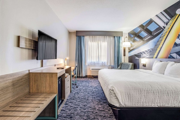 Safe på rommet, skrivebord, blendingsgardiner og strykejern/-brett