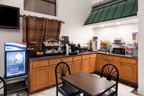 Free daily buffet breakfast  - Ramada Limited San Angelo (San Angelo)