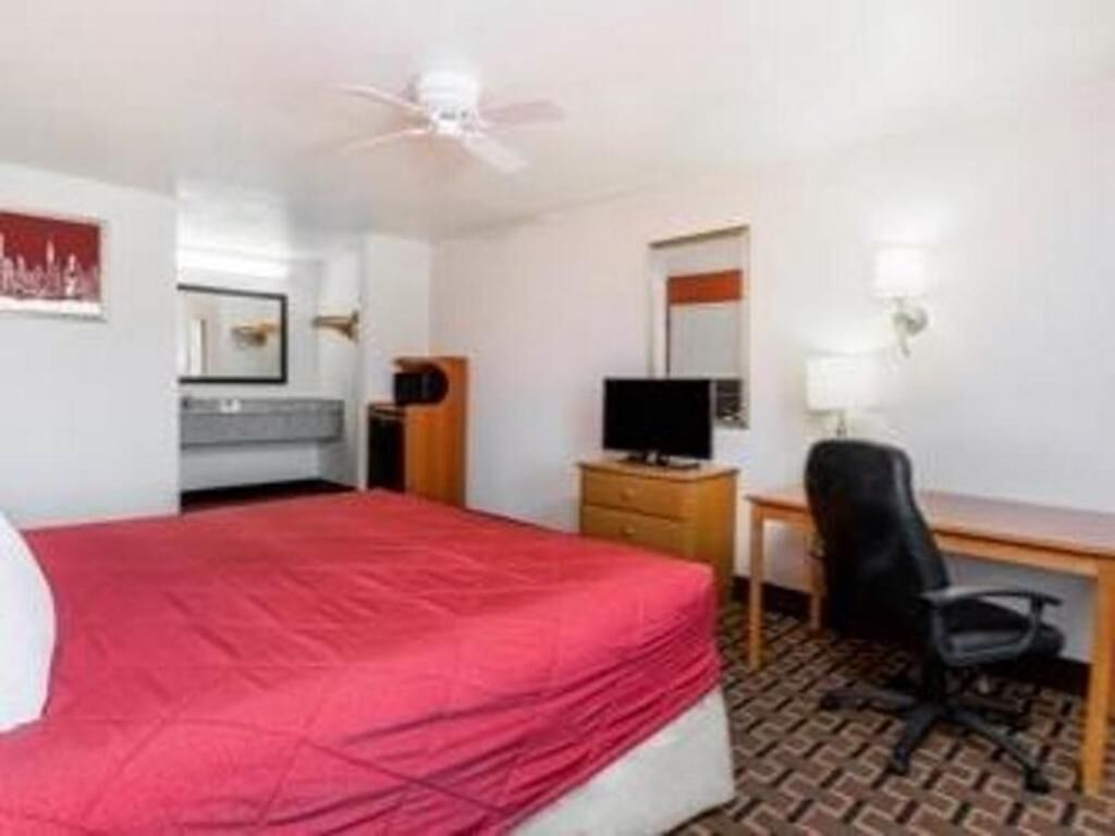 Desk, laptop workspace, blackout curtains, free cots/infant beds