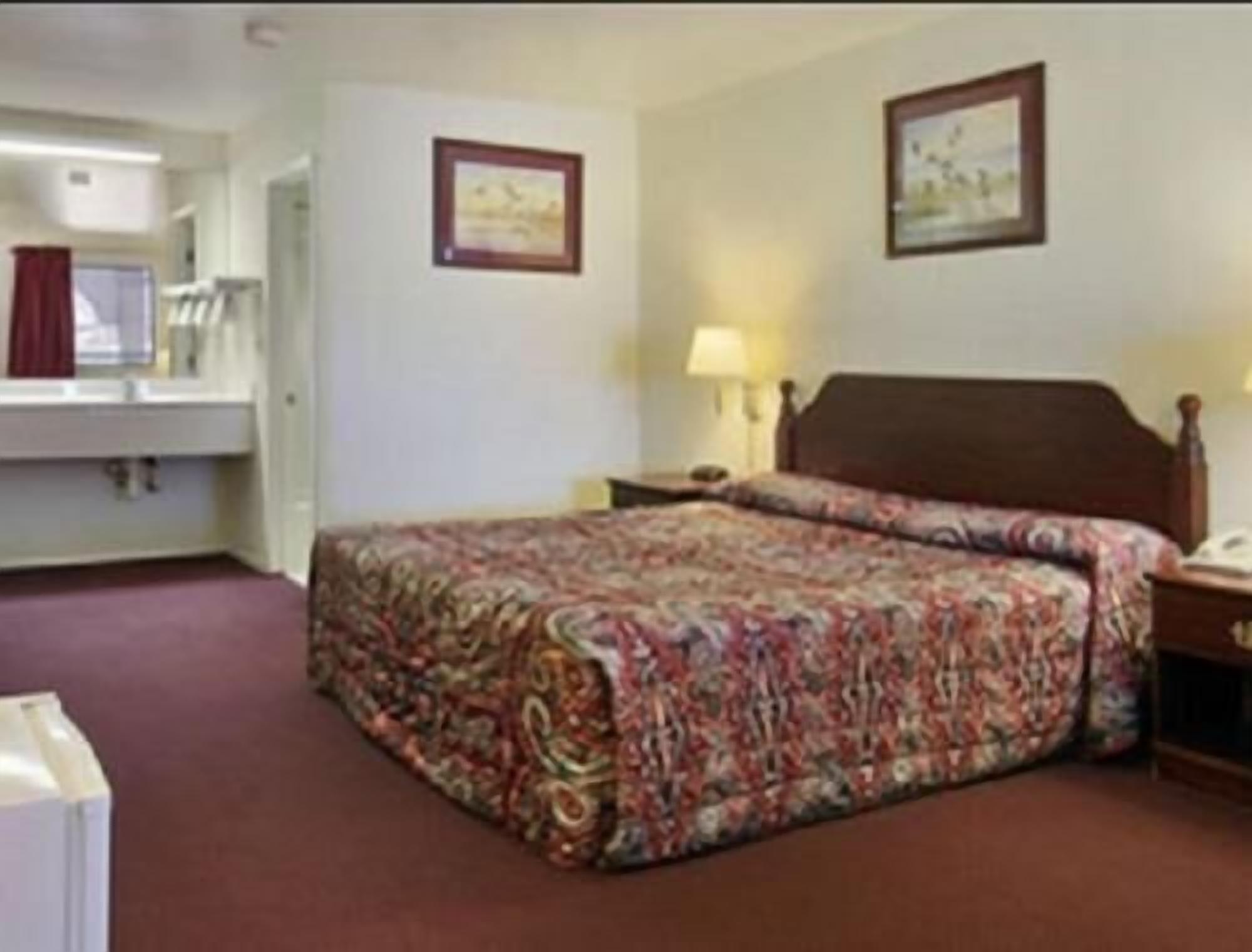 Desk, laptop workspace, blackout curtains, free cots/infant beds