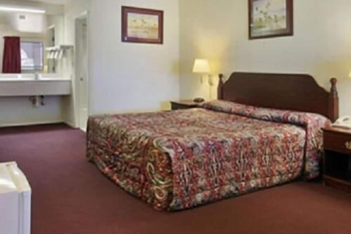 Desk, laptop workspace, blackout curtains, free cots/infant beds