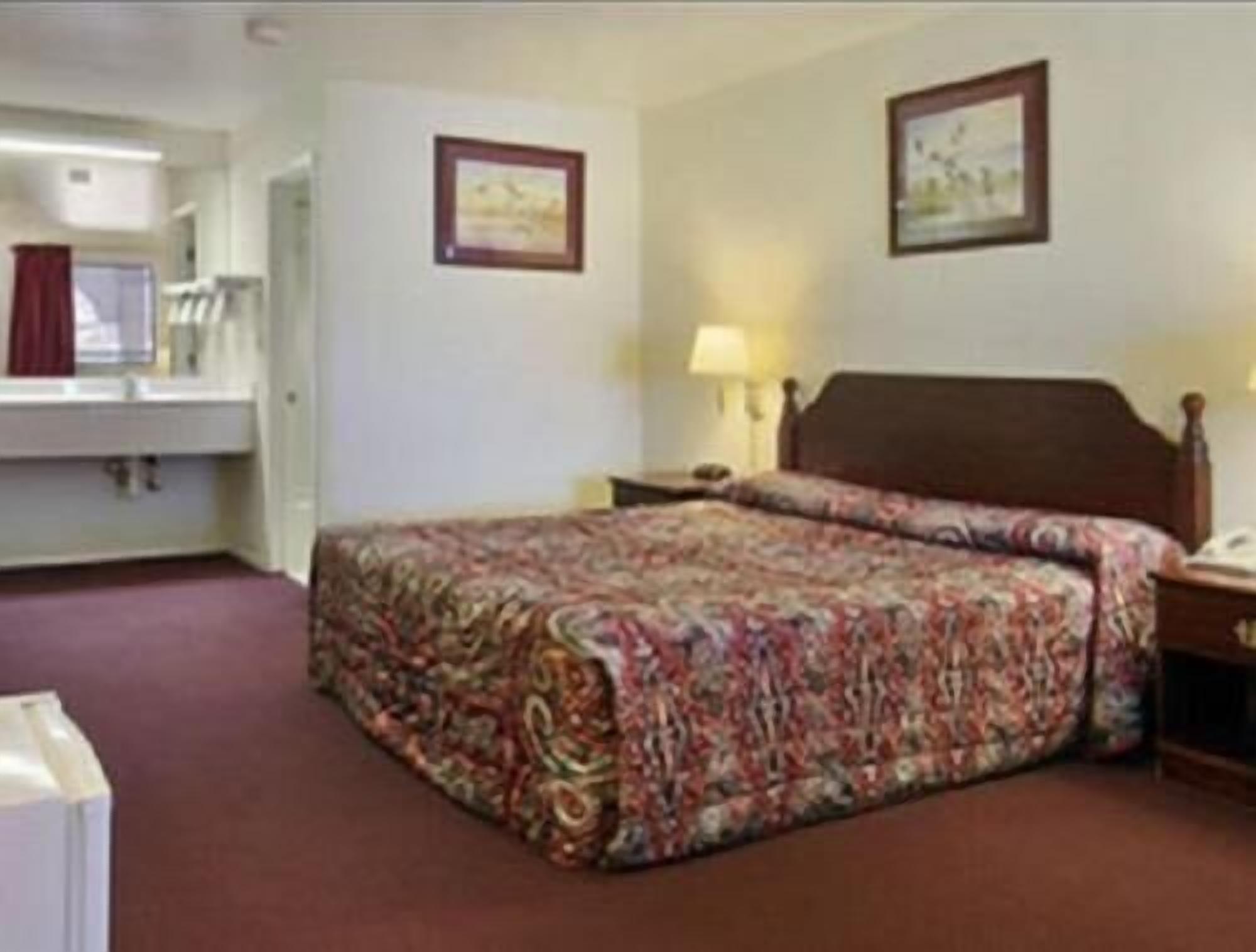 Desk, laptop workspace, blackout curtains, free cots/infant beds