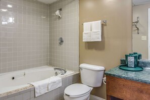 Ensemble baignoire-douche, articles de toilette (gratuits)