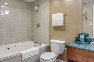 Bañera con ducha, artículos de tocador gratuitos, secador de pelo