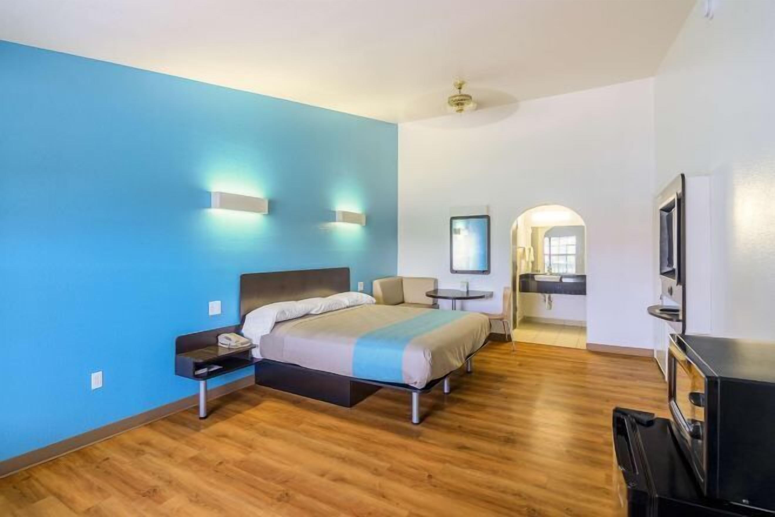 Minibar, escritorio y espacio para trabajar con laptop 