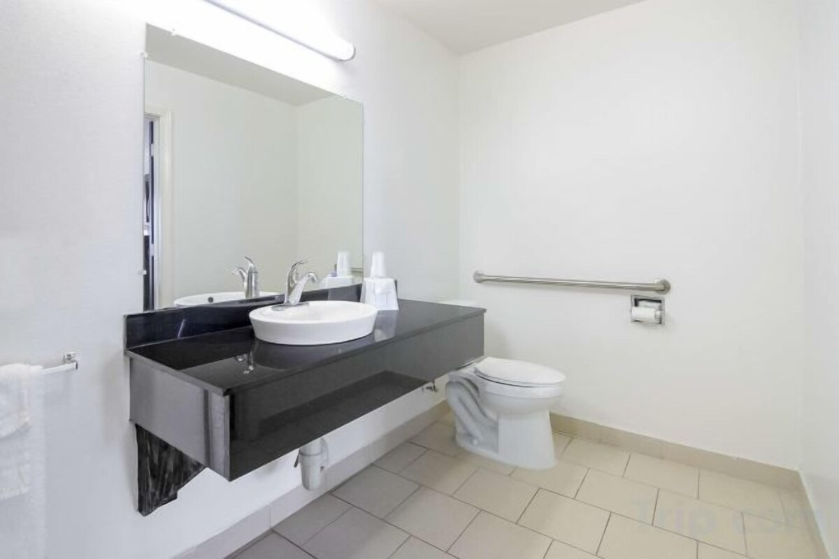 Combined shower/bathtub, hair dryer, towels