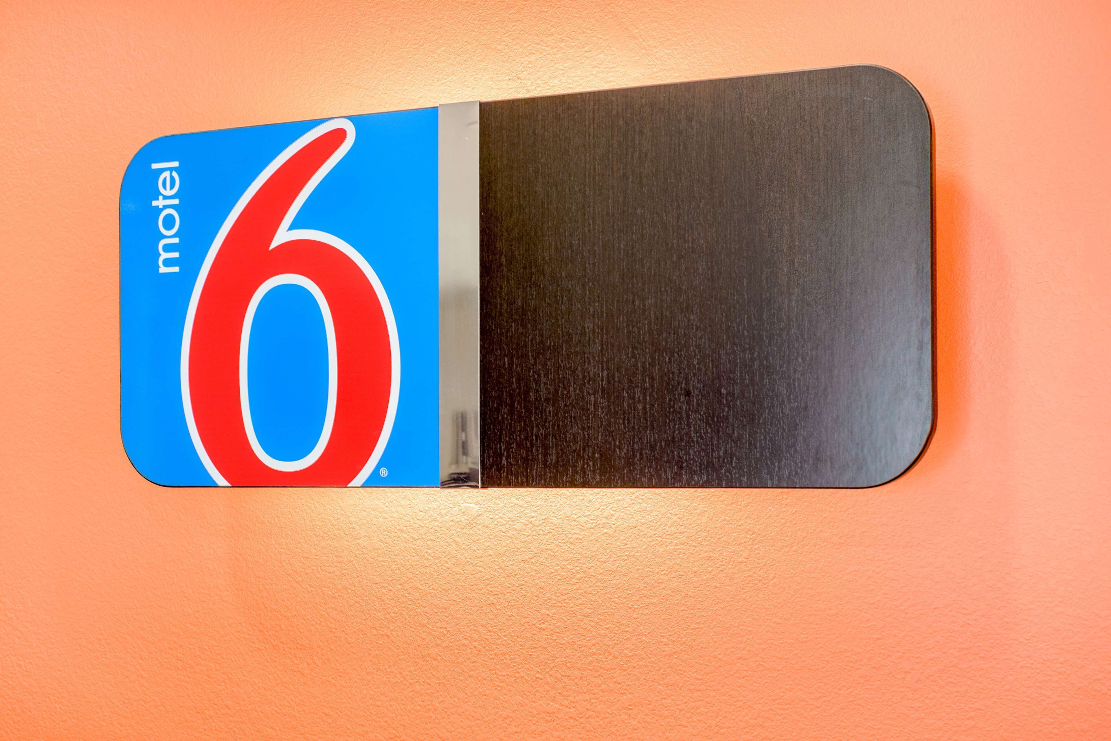 Señal de motel con el número 6.