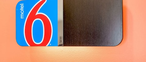 Señal de motel con el número 6.