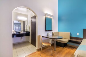 Minibar, escritorio y espacio para trabajar con laptop 