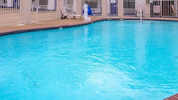 Una piscina al aire libre de temporada