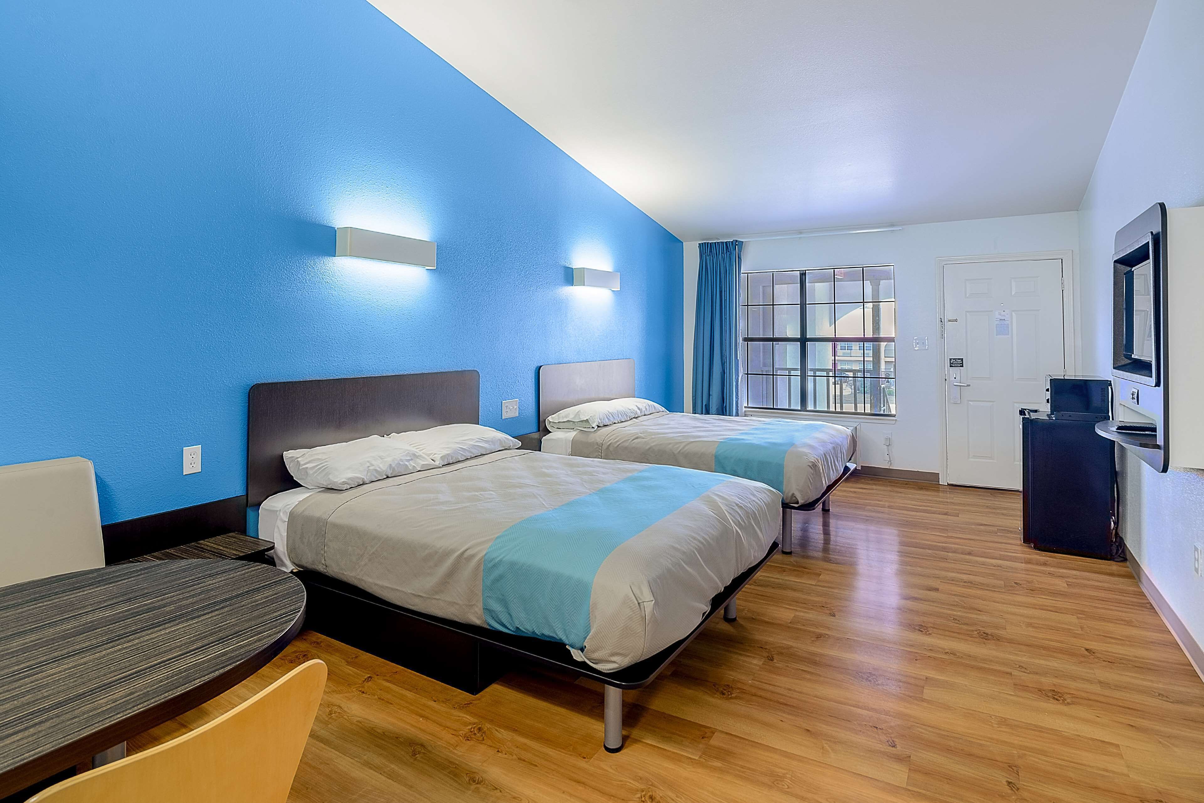 Minibar, escritorio, espacio para trabajar con un portátil