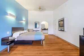 Minibar, escritorio, espacio para trabajar con un portátil