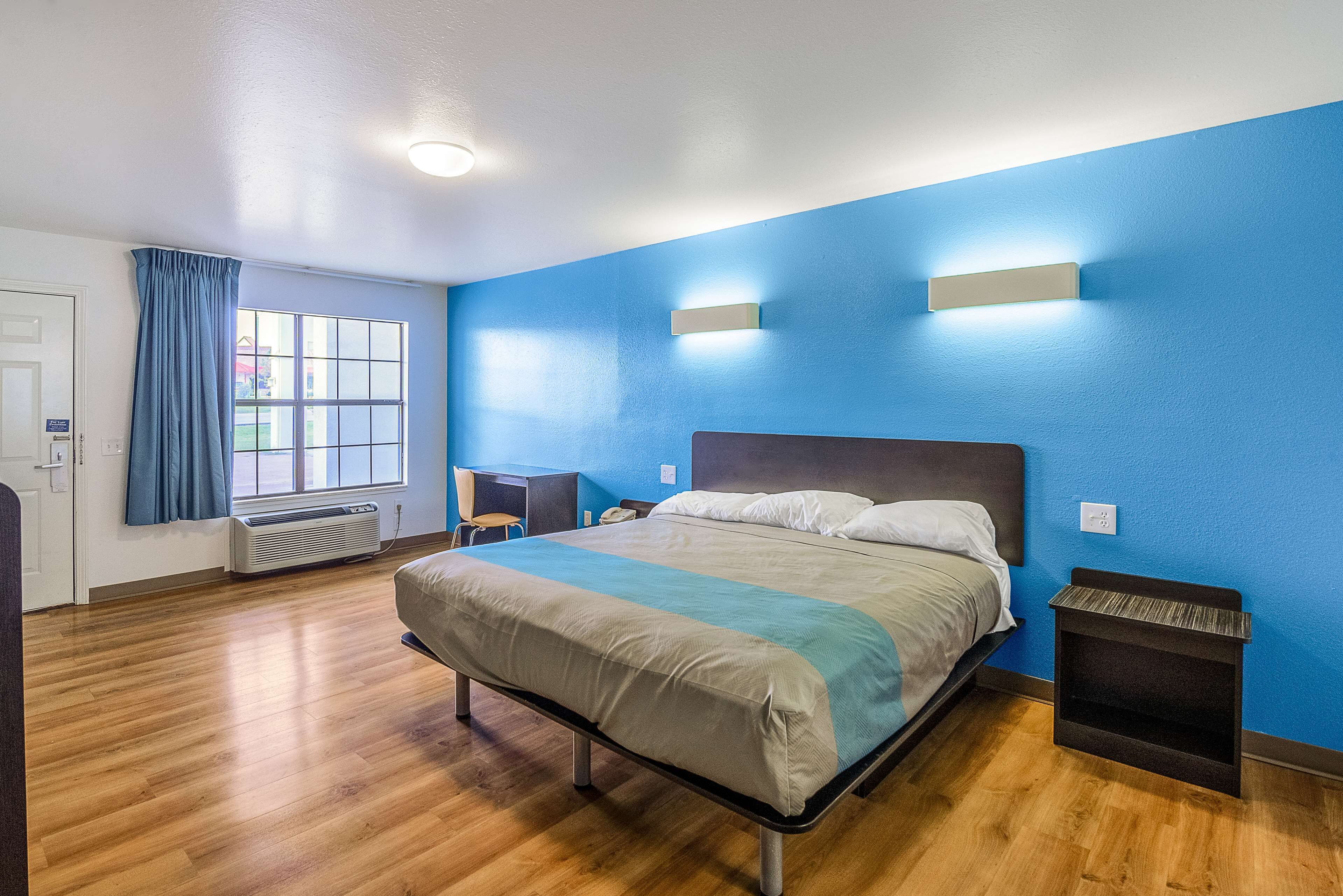 Minibar, escritorio, espacio para trabajar con un portátil