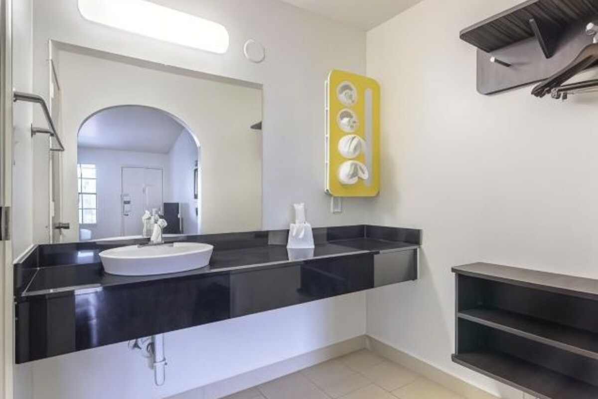 Bañera con ducha, secador de pelo, toallas