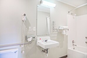 King Bed Accessible Non-Smoking | Bathroom | Free toiletries, towels