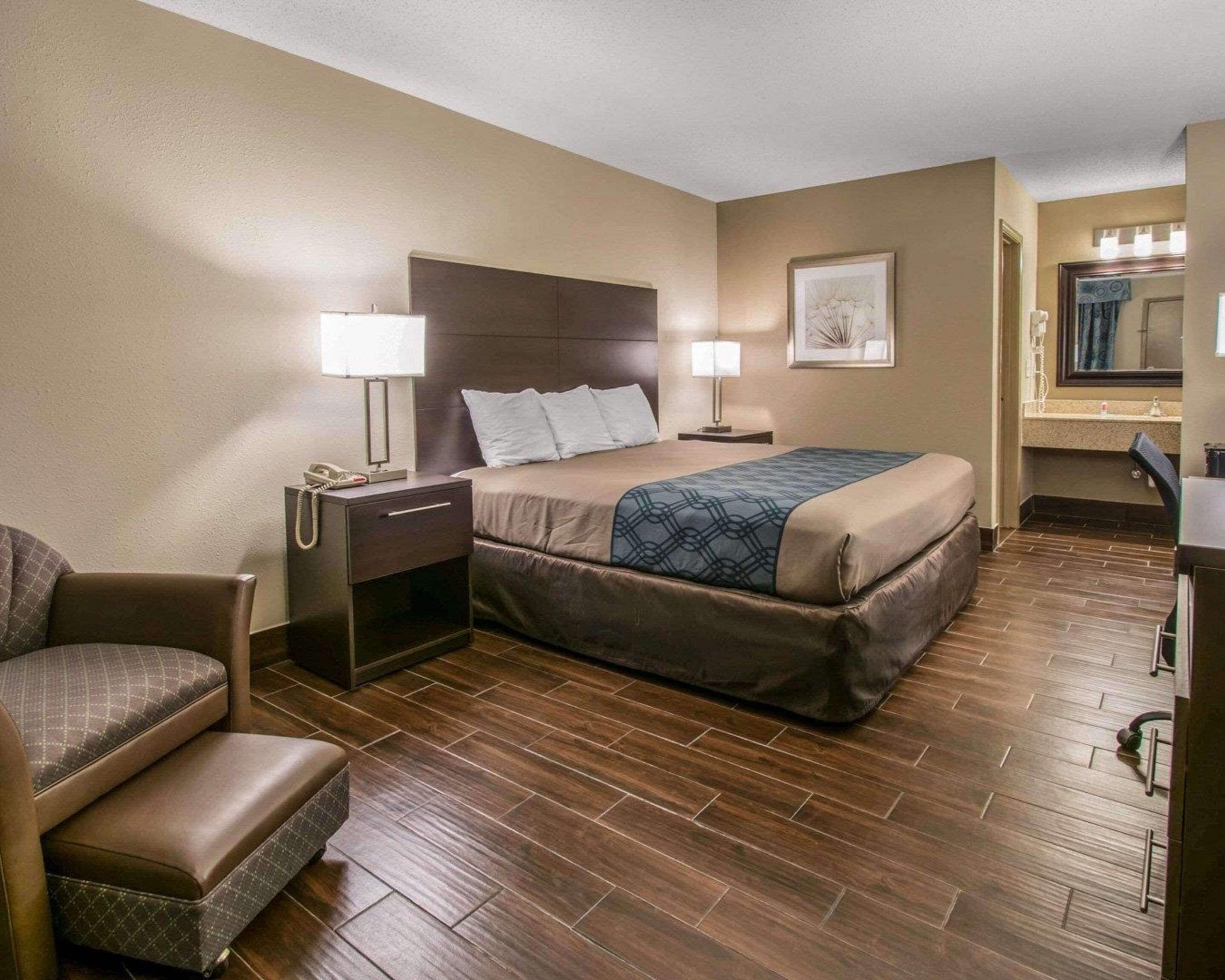 办公桌、笔记本电脑工作区、熨斗/熨衣板、折叠床/加床（额外收费）