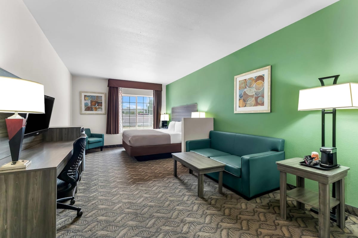 Desk, iron/ironing board, rollaway beds, free WiFi