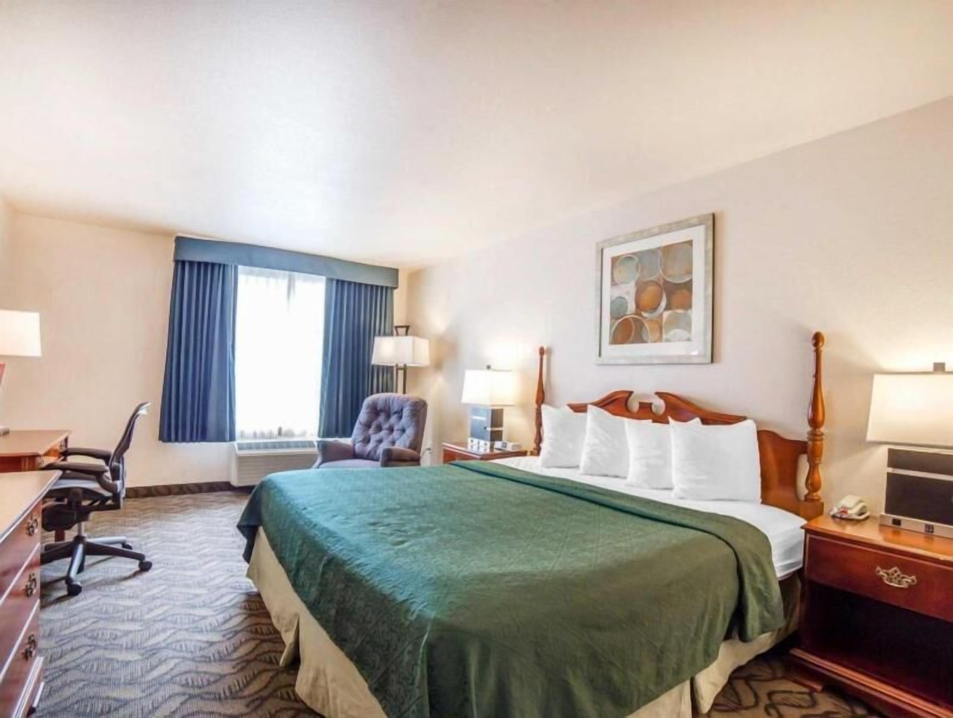 Escrivaninha, ferros/tábuas de passar roupa