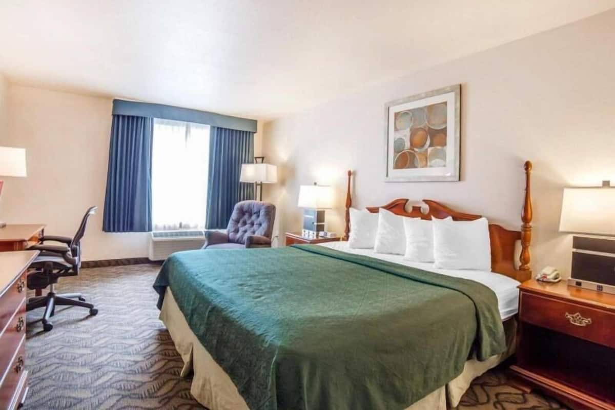 Desk, iron/ironing board, rollaway beds, free WiFi