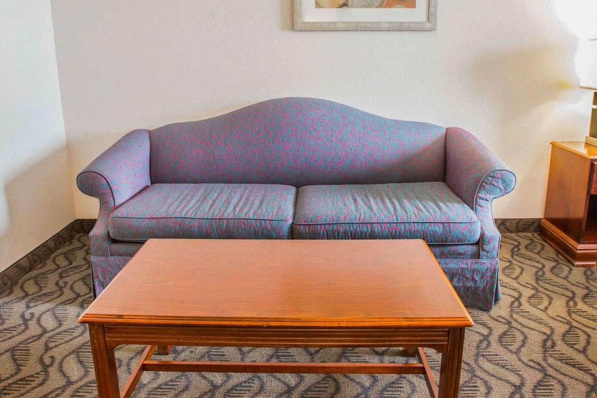 Living area | 32-inch TV with cable channels