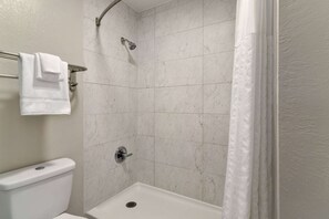 Shower, hair dryer, towels - Days Inn by Wyndham Dillon (Dillon)